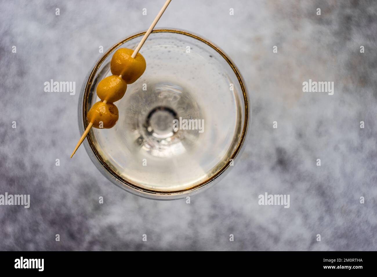 Blick von oben auf einen Kirschvodka-Cocktail Stockfoto