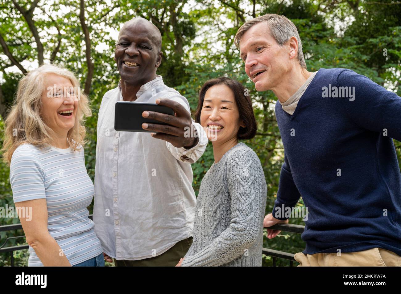 Porträt verschiedener Paare, die Spaß haben, während sie ein Selfie im öffentlichen Park machen Stockfoto