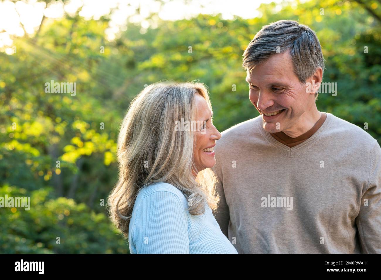 Porträt eines glücklichen Paares mittleren Alters, das sich im Freien amüsiert Stockfoto