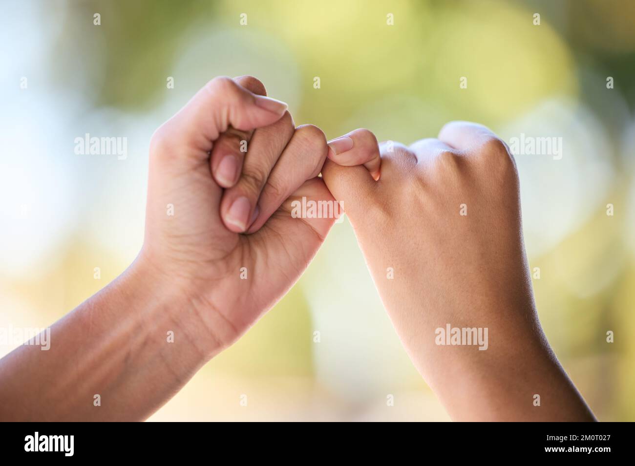 Menschen, Versprechen und Finger für Unterstützung, Vertrauen und Liebesbeziehungen in der Natur im Freien. Nahaufnahme, Hände und ein paar Freunde verbinden den kleinen Finger für Stockfoto