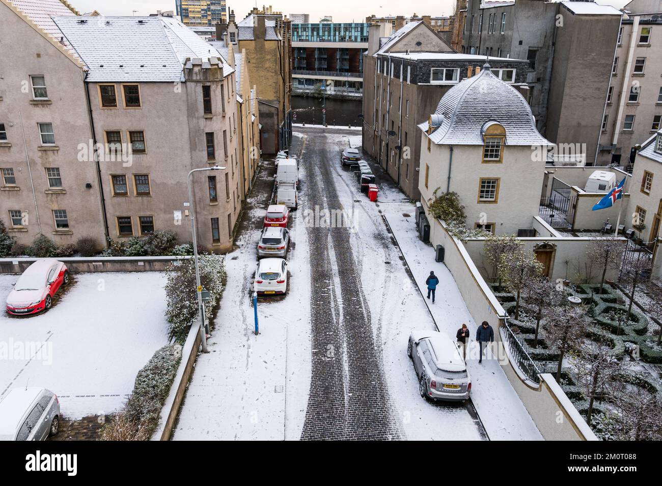 Edinburgh, Schottland, Vereinigtes Königreich, 8.. Dezember 2022. UK Weather: In der Hauptstadt schneit es. Abbildung: Schneefälle in Leith am Lamb's House Pavillon, der die Straße und Autos von oben betrachtet. Kredit: Sally Anderson/Alamy Live News Stockfoto