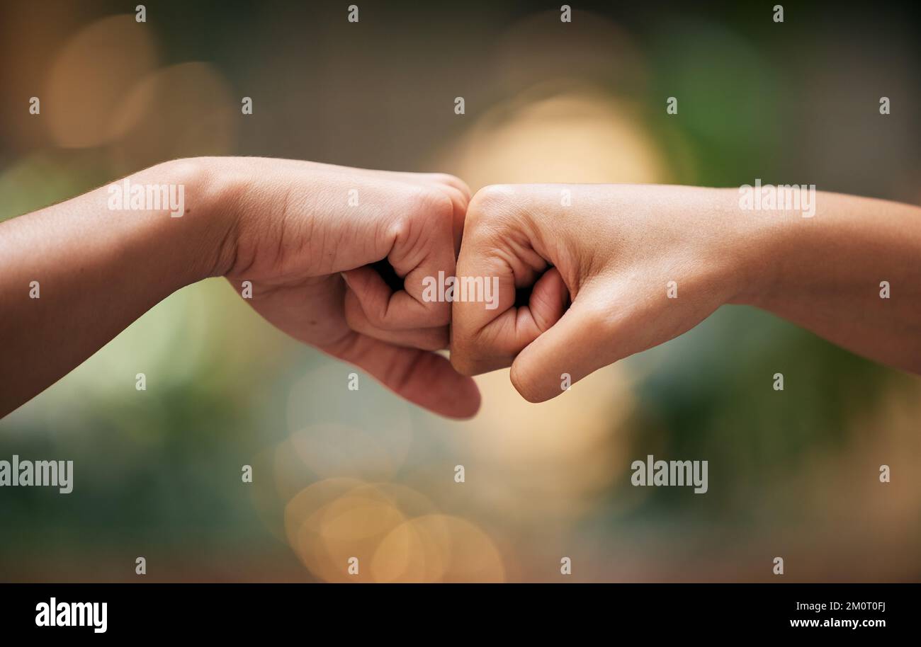 Faustschlag, Freunde und Hände zusammen für eine Begrüßung mit Unterstützung, Vielfalt und partnerschaftlicher Zusammenarbeit. Bokeh-Hintergrund, Rassismus und Freundschaftsziel Stockfoto