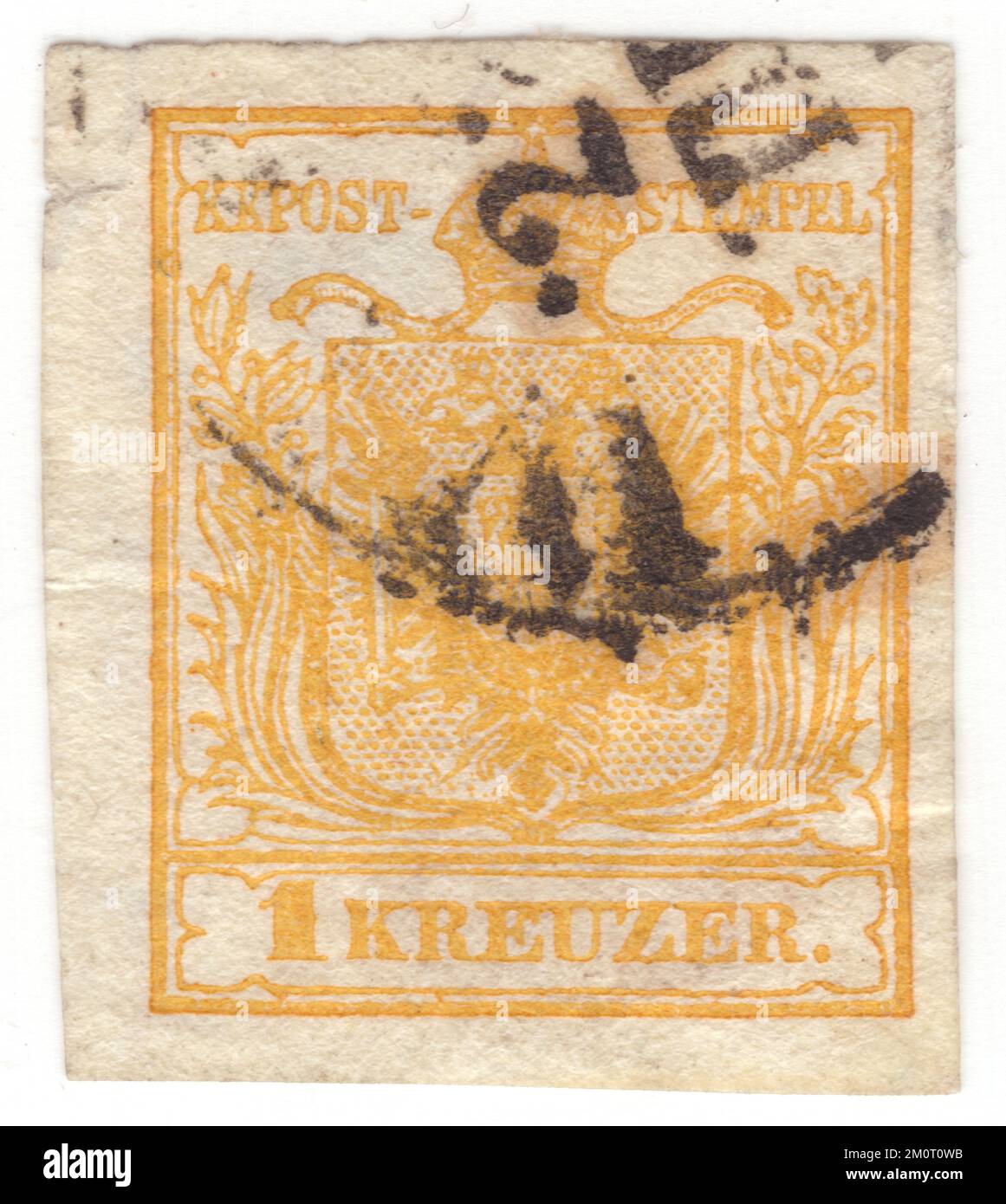 ÖSTERREICH — 1850. Juni 1: Ein gelber 1-Kreuzer-Briefstempel mit dem Wappen der österreichischen Monarchie. Die erste Ausgabe der österreichischen Monarchie (einschließlich Ungarn) Briefmarken. Die erste Briefmarkenausgabe des Reiches von Österreich war eine Reihe imperforierter, typografierter Briefmarken mit dem Wappen. Zuerst wurden sie auf grobes, handgefertigtes Papier gedruckt, aber nach 1854 wurde stattdessen glattes, maschinengefertigtes Papier verwendet. Die Briefmarken des Österreichischen Reiches wurden erstmals am 1. Juni 1850 ausgestellt: Ein Wappen unter dem Text KK Post-Stempel Stockfoto