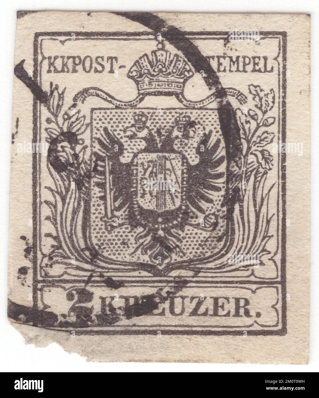 ÖSTERREICH — 1850. Juni 1: Ein schwarzer 2-Kreuzer-Briefstempel, der den Wappen der österreichischen Monarchie darstellt. Die erste Ausgabe der österreichischen Monarchie (einschließlich Ungarn) Briefmarken. Die erste Briefmarkenausgabe des Reiches von Österreich war eine Reihe imperforierter, typografierter Briefmarken mit dem Wappen. Zuerst wurden sie auf grobes, handgefertigtes Papier gedruckt, aber nach 1854 wurde stattdessen glattes, maschinengefertigtes Papier verwendet. Die Briefmarken des Österreichischen Reiches wurden erstmals am 1. Juni 1850 ausgestellt: Ein Wappen unter dem Text KK Post-Stempel Stockfoto