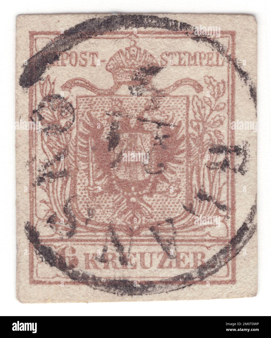 ÖSTERREICH — 1850. Juni 1: Ein brauner 6-Kreuzer-Briefstempel mit dem Wappen der österreichischen Monarchie. Die erste Ausgabe der österreichischen Monarchie (einschließlich Ungarn) Briefmarken. Die erste Briefmarkenausgabe des Reiches von Österreich war eine Reihe imperforierter, typografierter Briefmarken mit dem Wappen. Zuerst wurden sie auf grobes, handgefertigtes Papier gedruckt, aber nach 1854 wurde stattdessen glattes, maschinengefertigtes Papier verwendet. Die Briefmarken des Österreichischen Reiches wurden erstmals am 1. Juni 1850 ausgestellt: Ein Wappen unter dem Text KK Post-Stempel Stockfoto