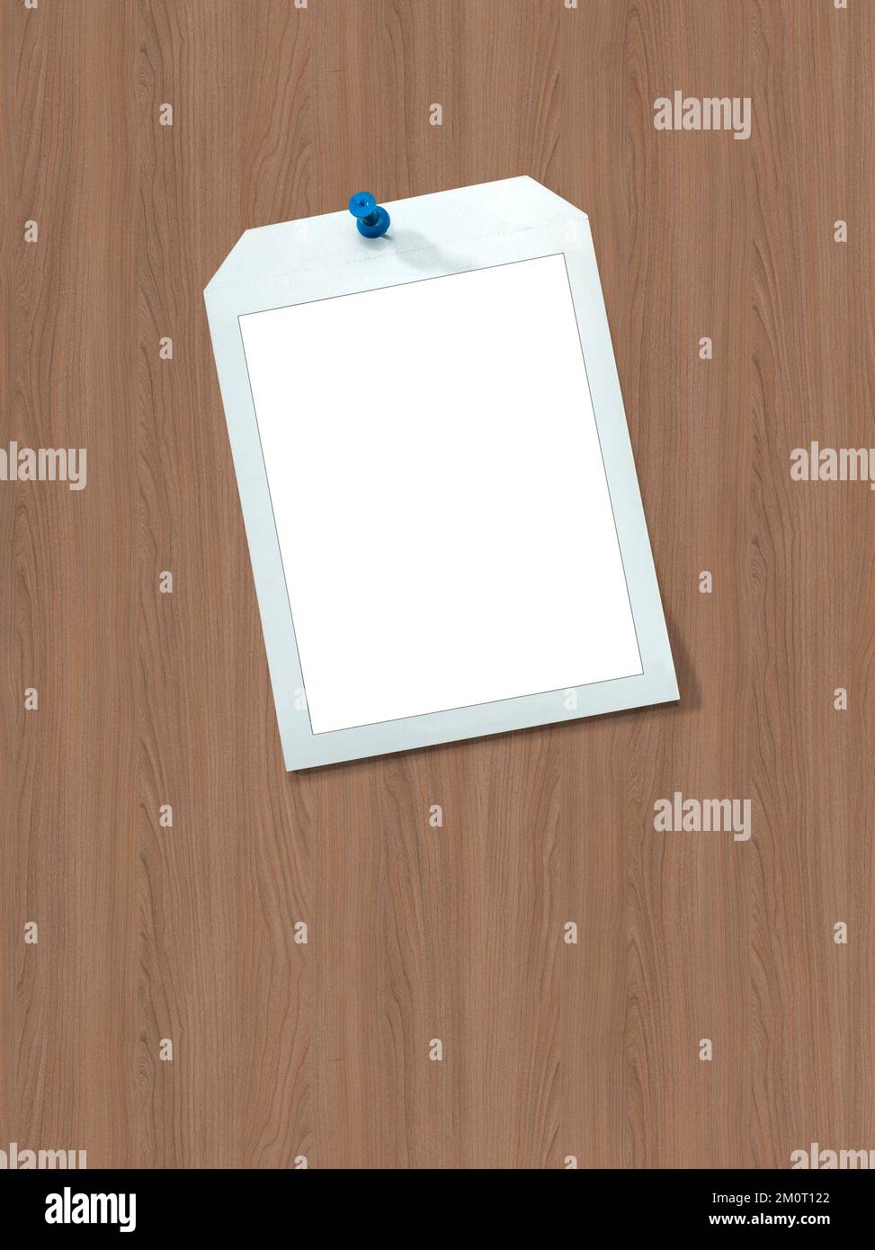 Sofortrahmen hängen an Holzpaneelen mit farbigen Stiften Stockfoto