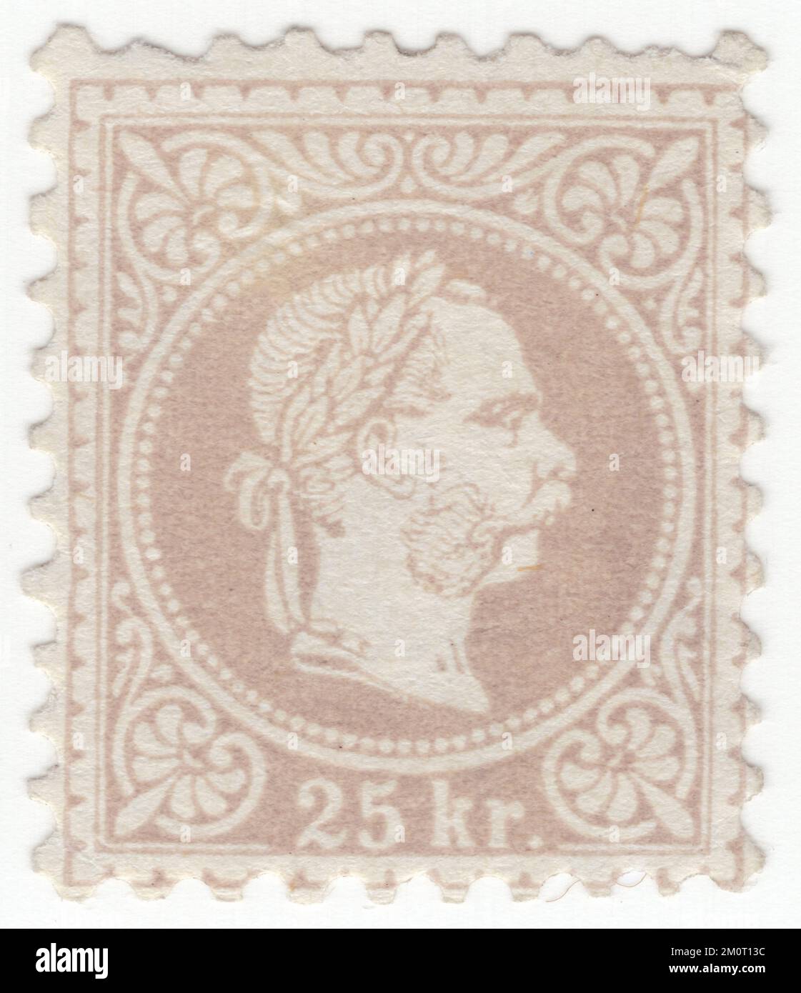 ÖSTERREICH — 1867: Eine fliederfarbene Briefmarke mit 25 Kreuzer, die ein geprägtes Porträt des jungen österreichischen Monarchen-Kaisers Franz Josef darstellt. Franz Joseph I oder Franz Joseph I war Kaiser von Österreich, König von Ungarn und die anderen Staaten der Habsburger Monarchie vom 2. Dezember 1848 bis zu seinem Tod am 21. November 1916. Zu Beginn seiner Herrschaft wurden seine Reiche und Gebiete als österreichisches Reich bezeichnet, aber 1867 als zweifache Monarchie des österreichisch-ungarischen Reiches wiederaufgebaut. Vom 1. Mai 1850 bis zum 24. August 1866 war Franz Joseph auch Präsident des Deutschen Bundes Stockfoto