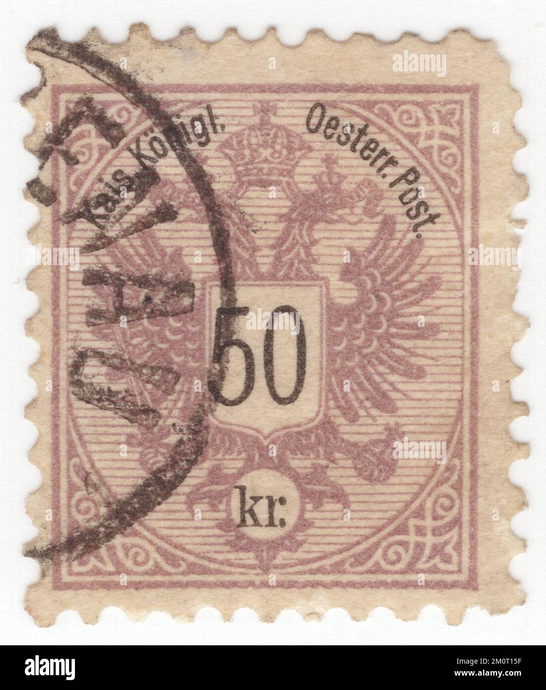 ÖSTERREICH - CA. 1883: Original-Jahrgang Österreichs annullierte Briefmarke in Rot und Flieder 50 Kreuzer mit einem eingeprägten Wappen der österreichisch-ungarischen Monarchie Stockfoto
