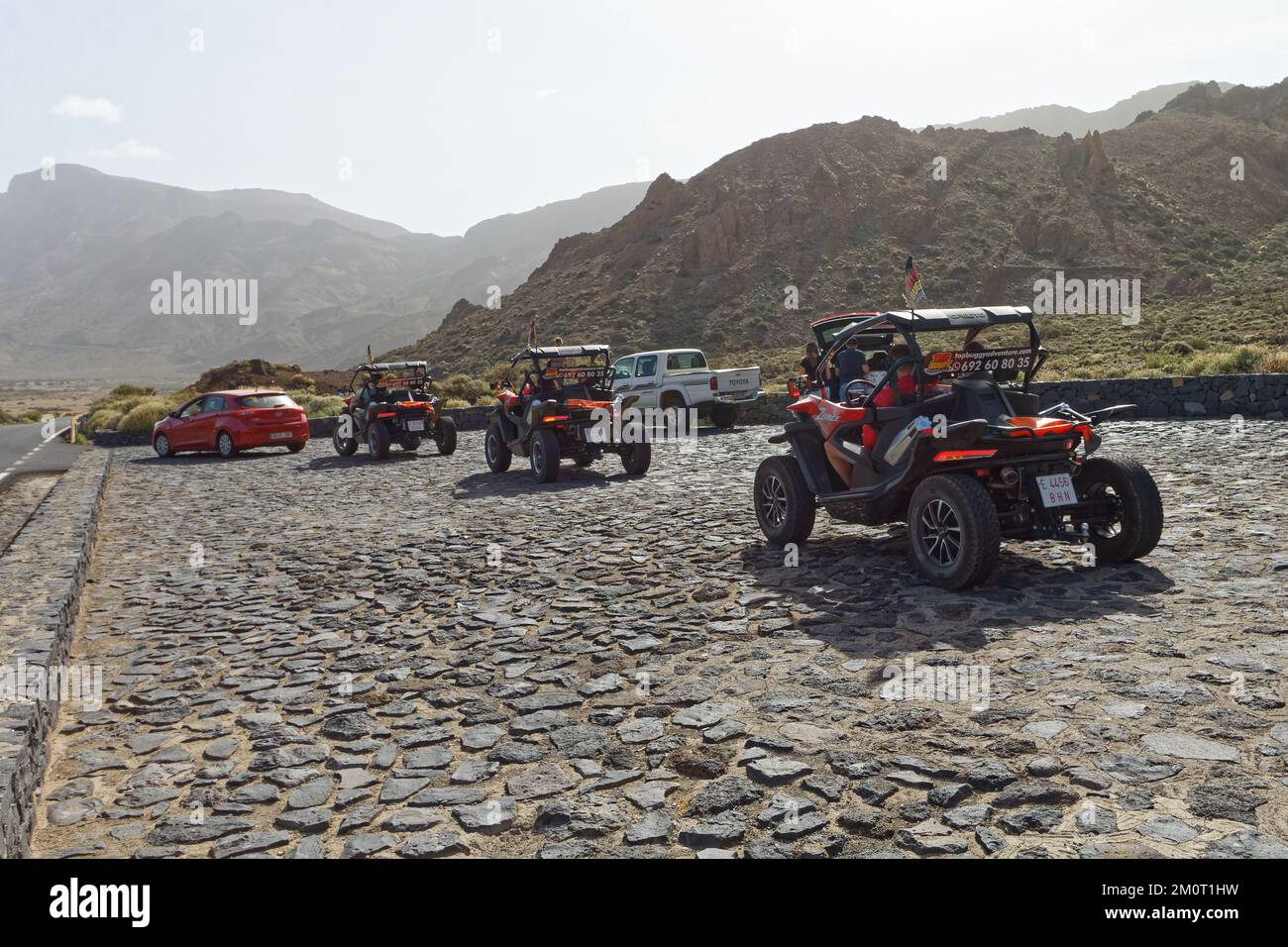 Fahrzeuge eines Quad-Abenteuerunternehmens, die den Parkplatz im Teide-Nationalpark verlassen Stockfoto