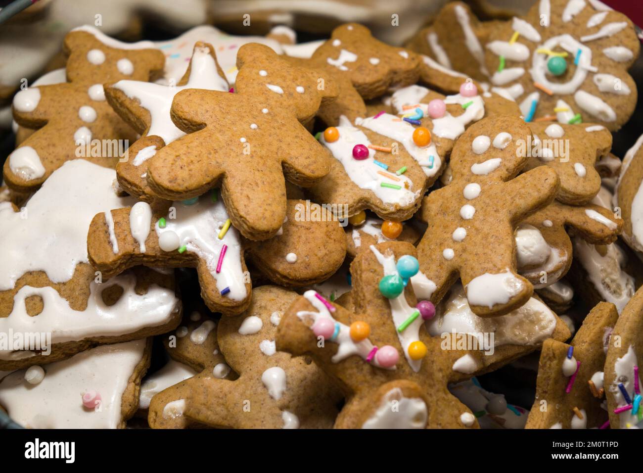 Süßes Lebkuchen hausgemachte Figuren zu Weihnachten, dekoriert mit weißem Glasur und farbigen Süßigkeiten: teddybären, Lebkuchen-Mann, Weihnachtsbaum, Sterne. Stockfoto