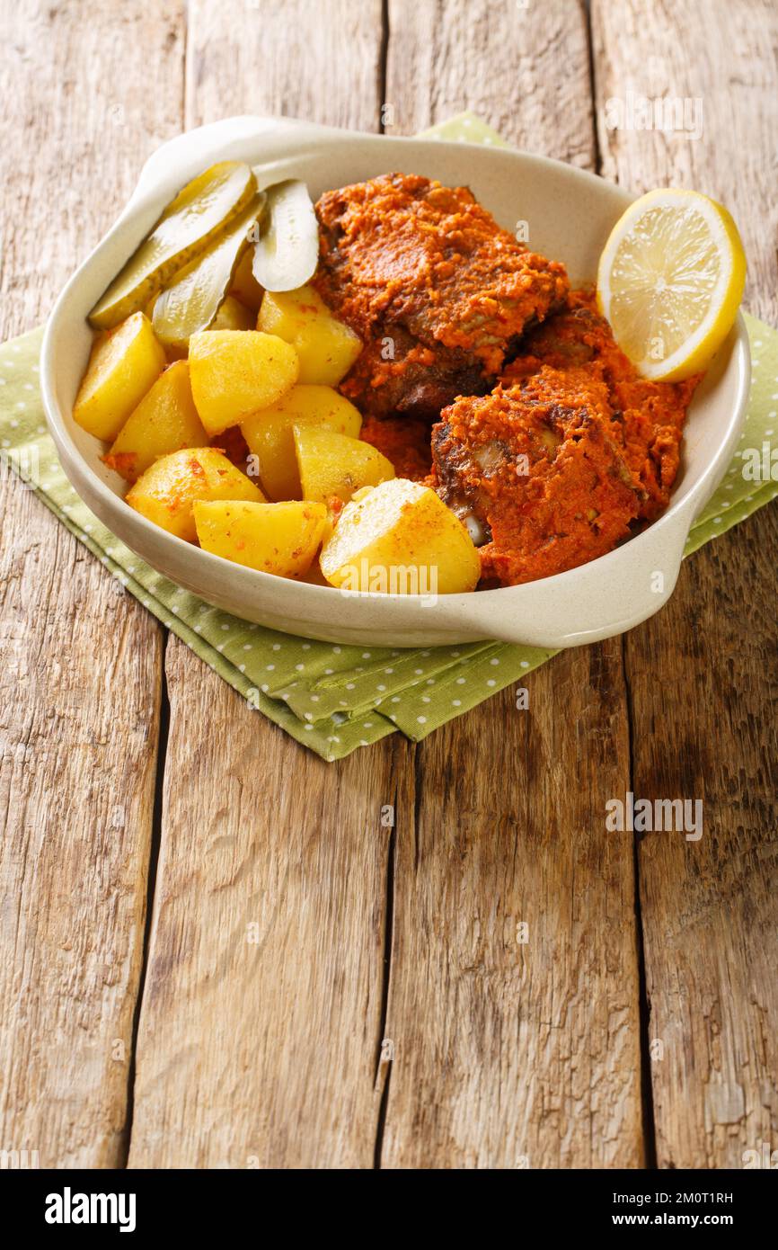 Galinha, afrikanisches Hühnchen im Macau-Stil, serviert mit Kartoffeln ...
