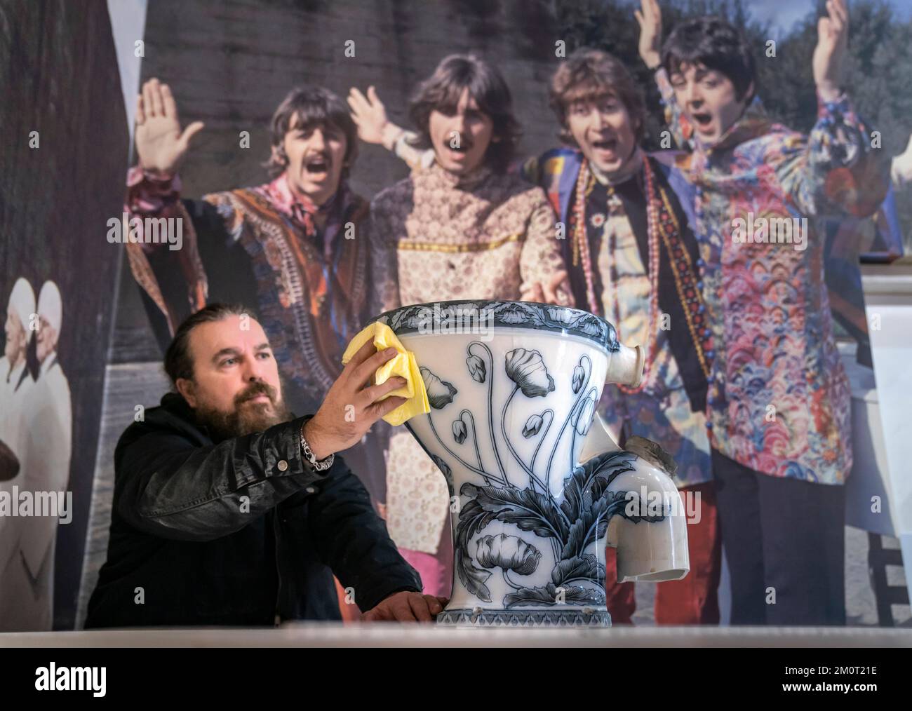 Roag Best poliert John Lennons Toilette von seinem Tittenhurst Estate in Berkshire, wo er 1971 mit Yoko Ono lebte, bevor das Objekt im Liverpool Beatles Museum ausgestellt wurde. Foto: Donnerstag, 8. Dezember 2022. Stockfoto