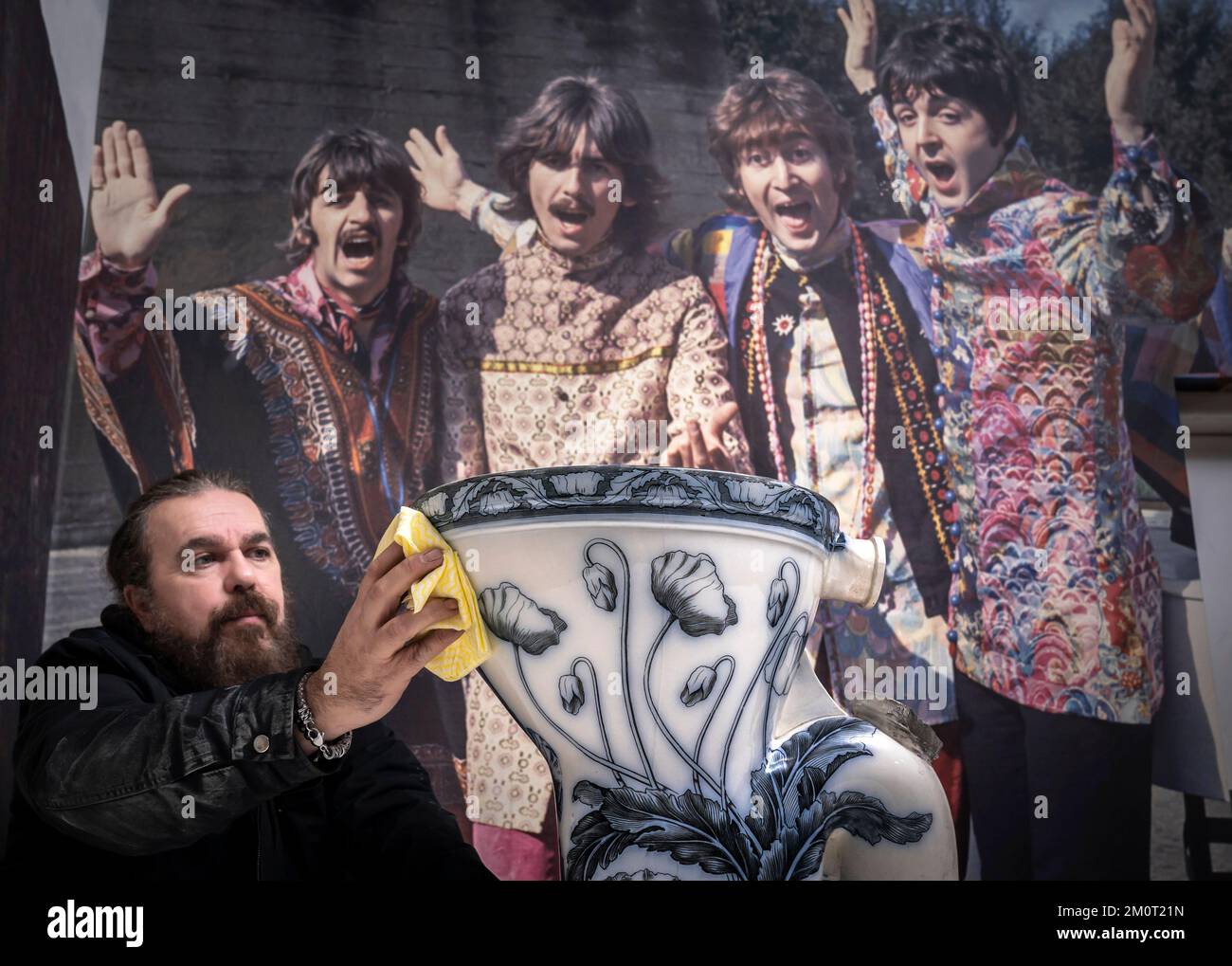 Roag Best poliert John Lennons Toilette von seinem Tittenhurst Estate in Berkshire, wo er 1971 mit Yoko Ono lebte, bevor das Objekt im Liverpool Beatles Museum ausgestellt wurde. Foto: Donnerstag, 8. Dezember 2022. Stockfoto