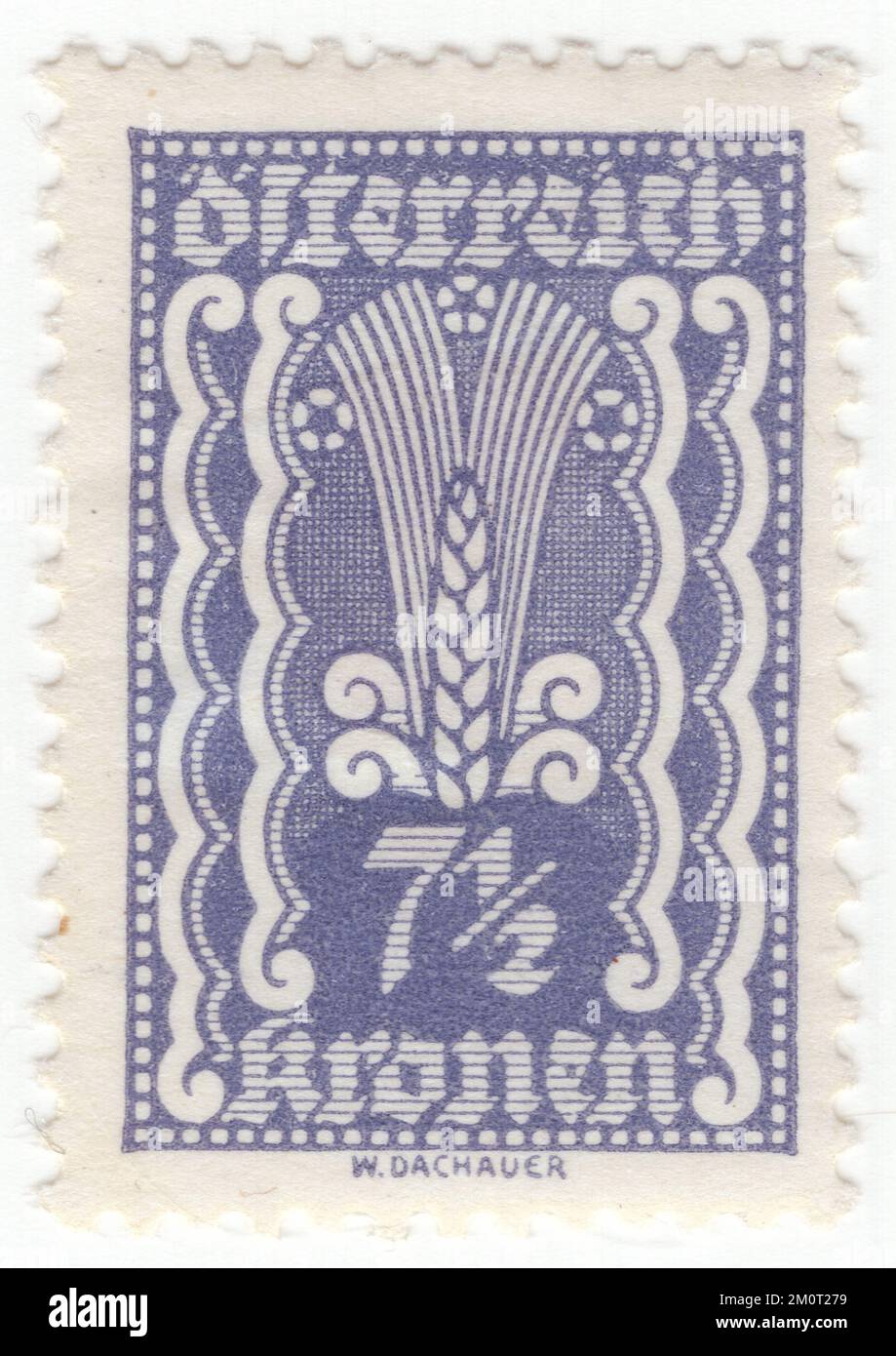 ÖSTERREICH — 1922: Eine grau-violette Briefmarke von 7½ Krone, auf der Roggenohren als landwirtschaftliche Symbole dargestellt sind. Die Ausgabe zeigt die Symbole Landwirtschaft, Arbeit und Industrie Stockfoto