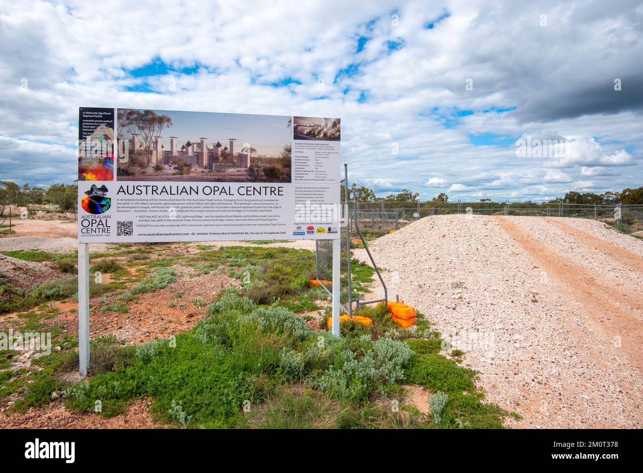 September 2022 Lightning Ridge: Das Australian Opal Centre ist ein Nationalmuseum, das in der Outback-Opal-Bergbaustadt Lightning Ridge, Australien, gebaut wird Stockfoto