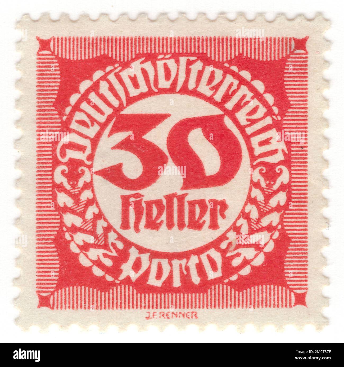 ÖSTERREICH — 1920: Eine leuchtend rote Briefmarke von 30 heller. Numerische und geometrische Verzierungen. Ausgabe der Ersten Republik Stockfoto