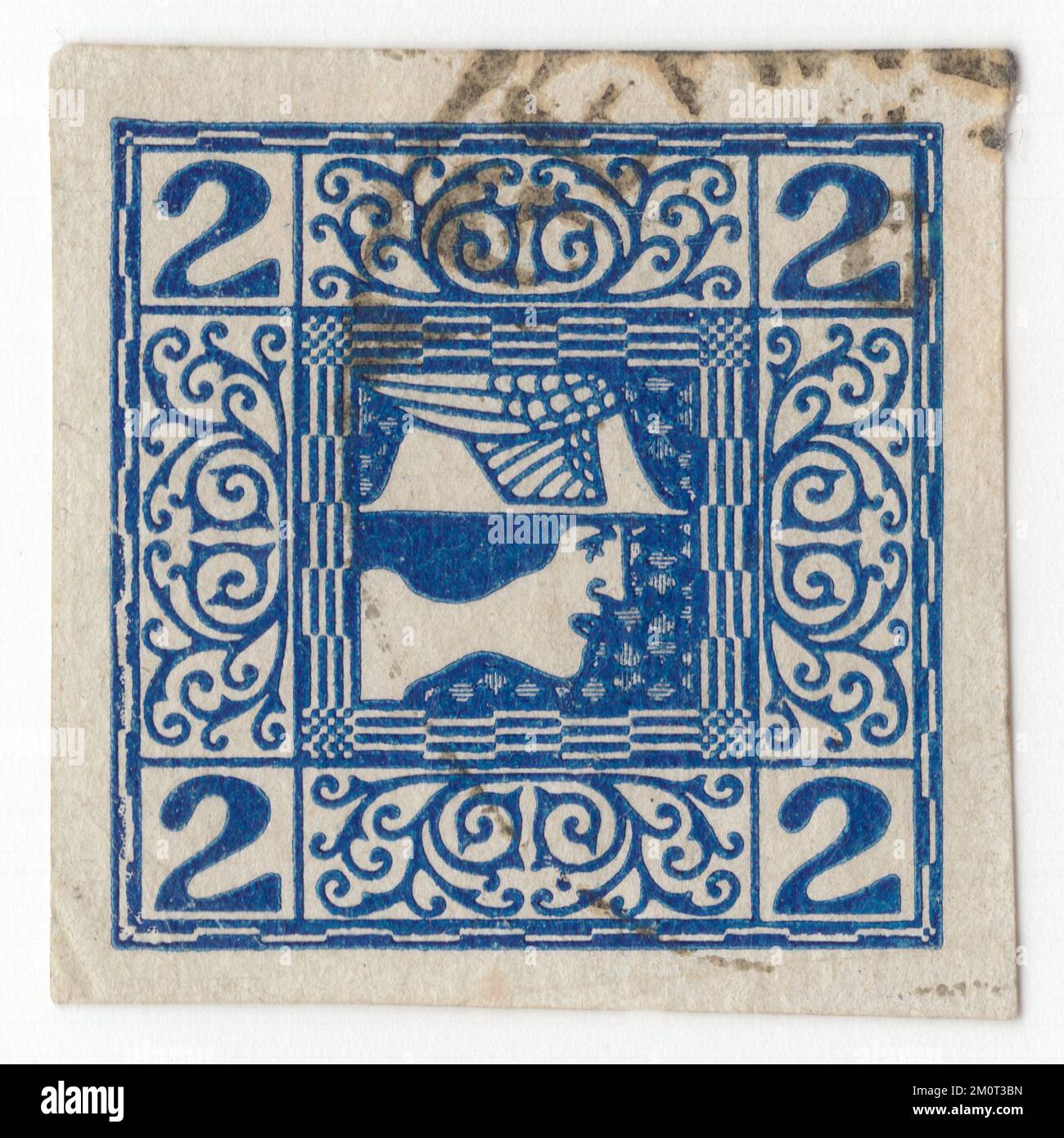 ÖSTERREICH - CIRCA 1908: Ursprünglich abgesagt österreichischer 2 heller dunkelblauer Zeitungsstempel. Stilisiertes Oberhaupt des gottes Merkur, Zahlen und geometrische Ornamente Stockfoto