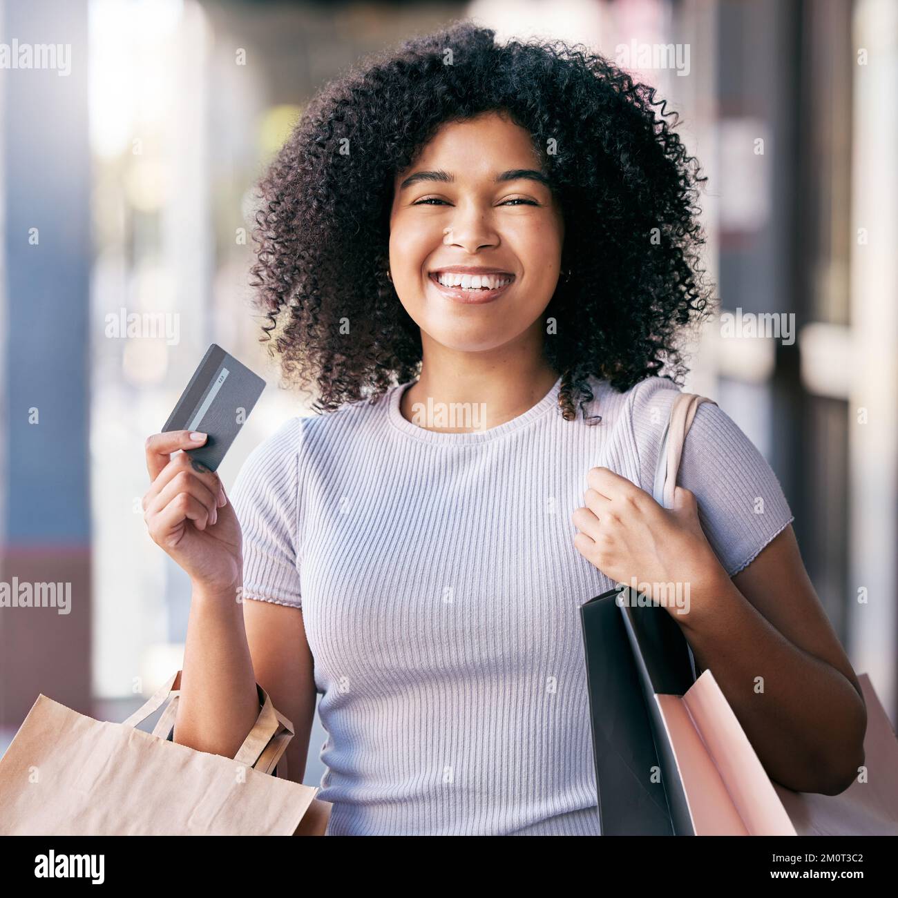 Schwarze Frau auf der Straße, Kreditkarte und Einkaufen mit Taschen, Rabatt und Einkaufstherapie für Kleidung, kaufen und teuer. Jamaikanische Kauffrau, Lady Stockfoto