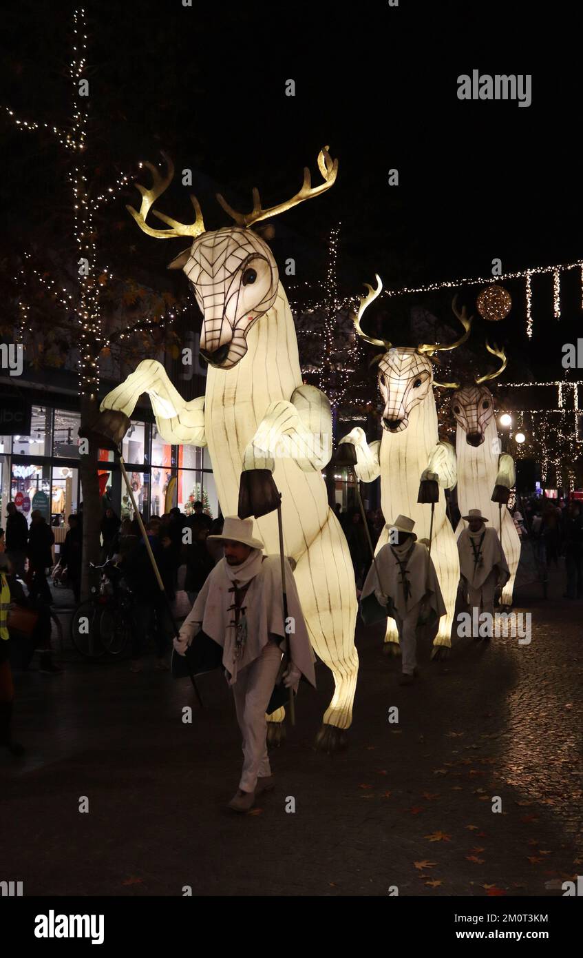 AALST, BELGIEN, 2. DEZEMBER 2022: Riesige beleuchtete Figuren unterhalten die Massen auf der Haupteinkaufsstraße beim Weihnachtsfestival von Aalst Twinkles. Stockfoto