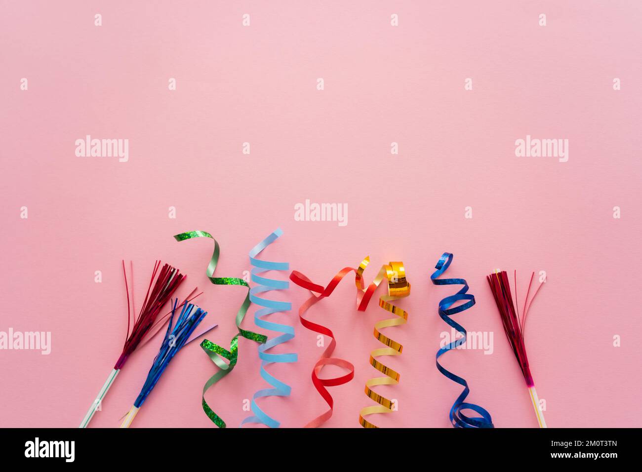 Draufsicht von Schlangenhaut und Trinkhalmen mit Lametta auf rosa Hintergrund, Stockbild Stockfoto