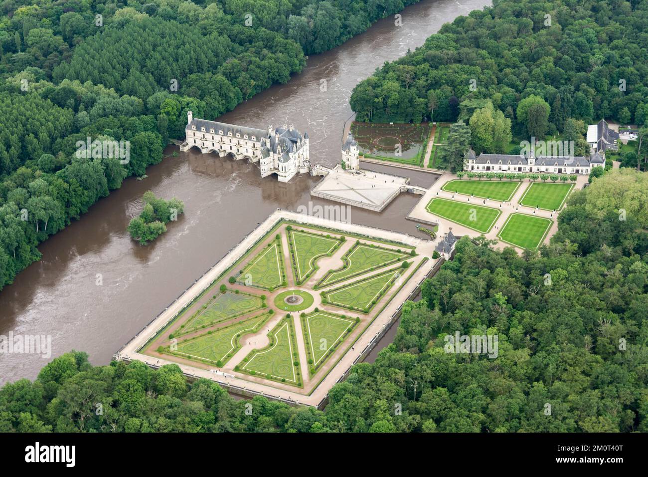 Frankreich, Indre-et-Loire (37), im Cher-Tal erleidet die Burg Chenonceau das zehnjährige Hochwasser vom Juni 2016, ihre Gärten sind teilweise überflutet. Stockfoto