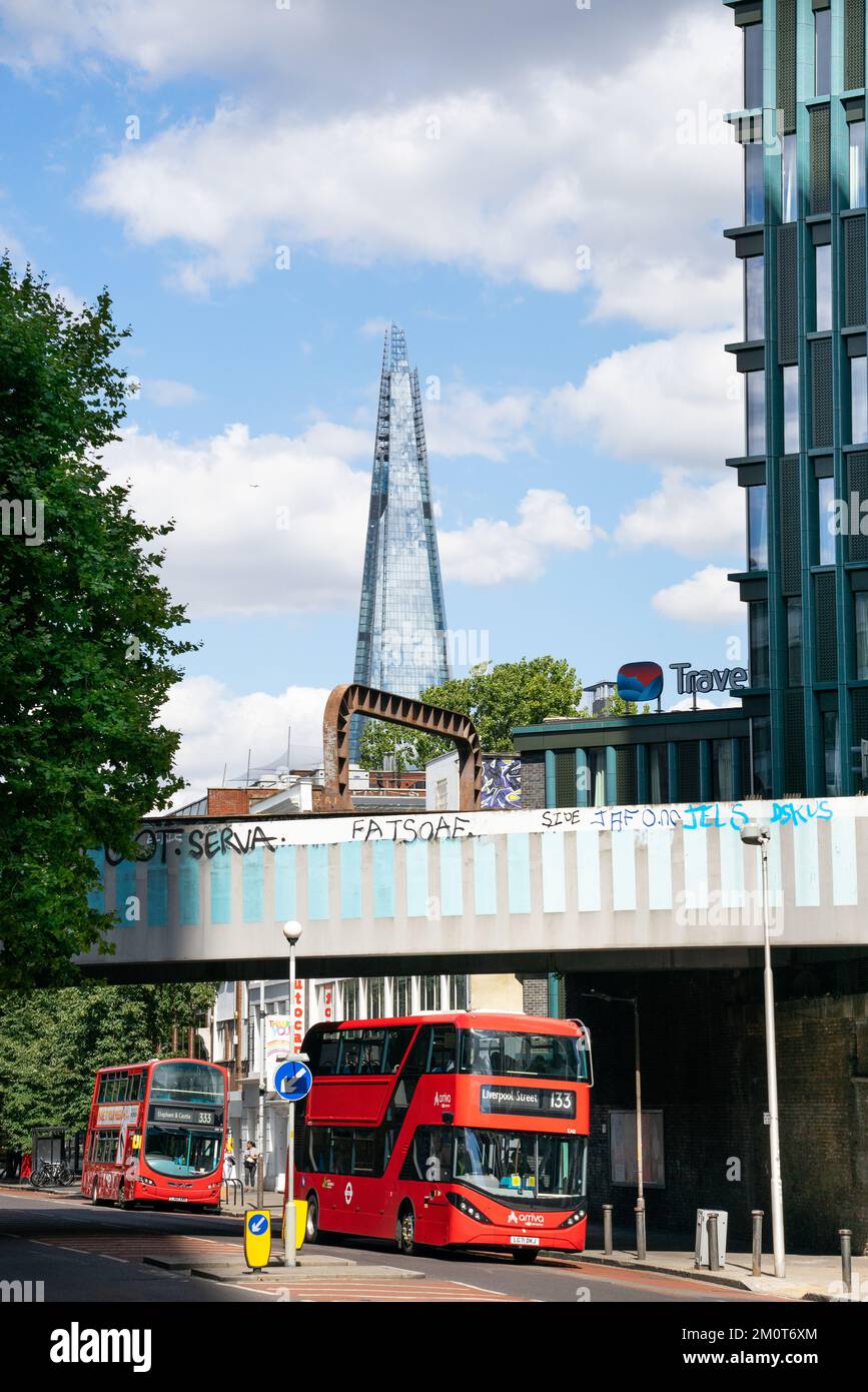 Blick auf die Straße in London auf alte Gebäude mit dem modernen Shard-Gebäude im Hintergrund Stockfoto