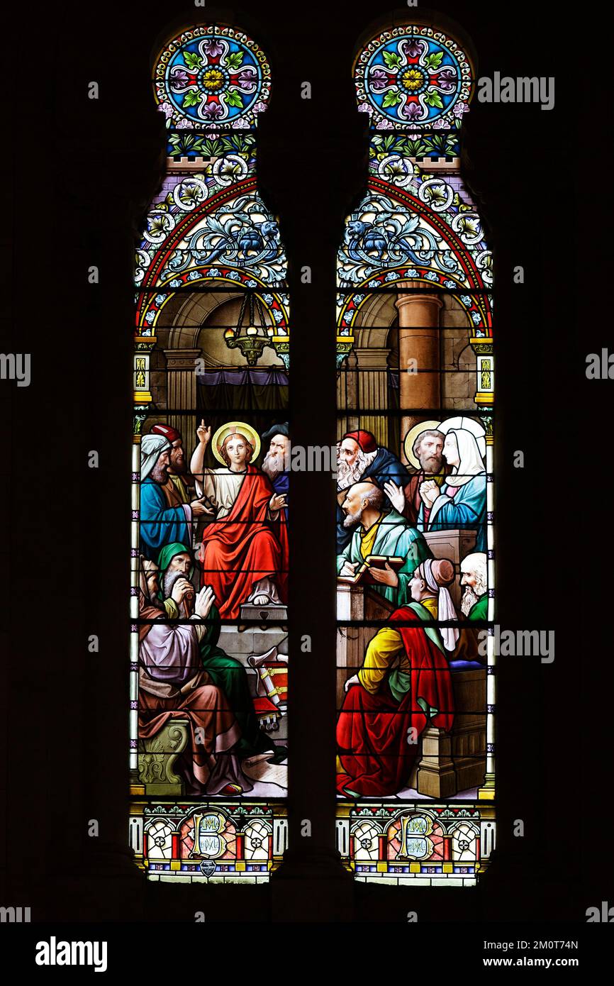 Frankreich, Meurthe et Moselle, Nancy, die Basilika Sacré Coeur de Nancy im römischen Byzantin-Stil in der Rue de Laxou, Buntglasfenster von Jules Janin namens Jesus Christus in dem Tempel gefunden, der 1917 durch Muscheln zerstört wurde und 1922 von Georges Janin und Jerome Benoit restauriert wurde, mit einer vegetarischen Dekoration, die an die Oberlichter im Jugendstil erinnert Stockfoto