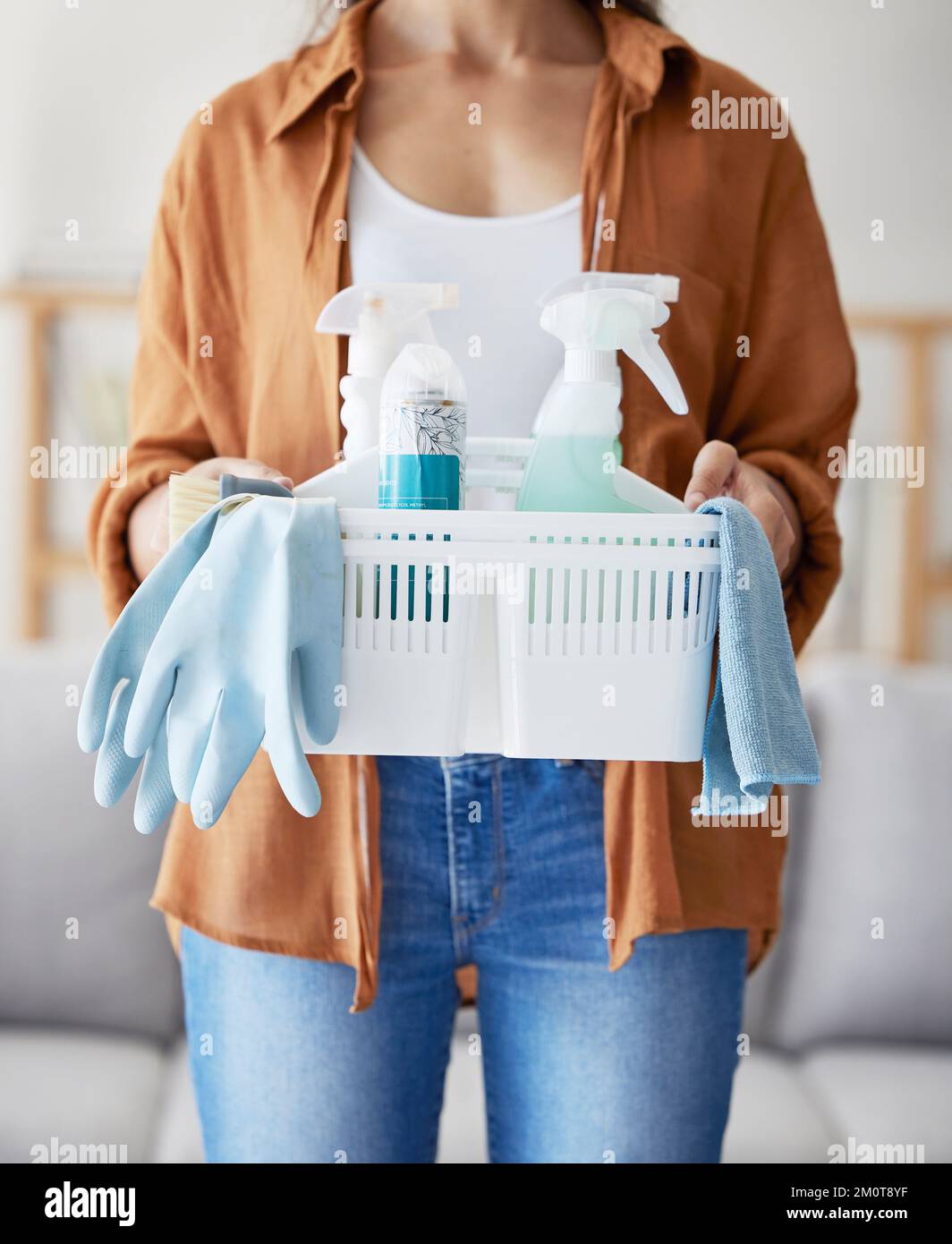 Reinigungsservice, Produktkorb und saubere Hände für Wohnzimmerwohnungen, Startup-Mitarbeiter mit Plastikflasche, Behälter und Tuch. Frau, Hygiene Stockfoto