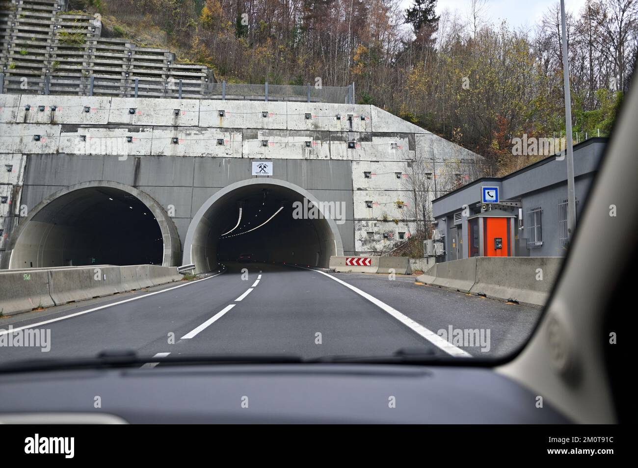 Niederösterreich, Steiermark, Österreich. Tunnel auf der Semmering Expressway S6. Die Schnellstraße führt durch 14 Tunnel (17 km) über eine Länge von 106 km Stockfoto