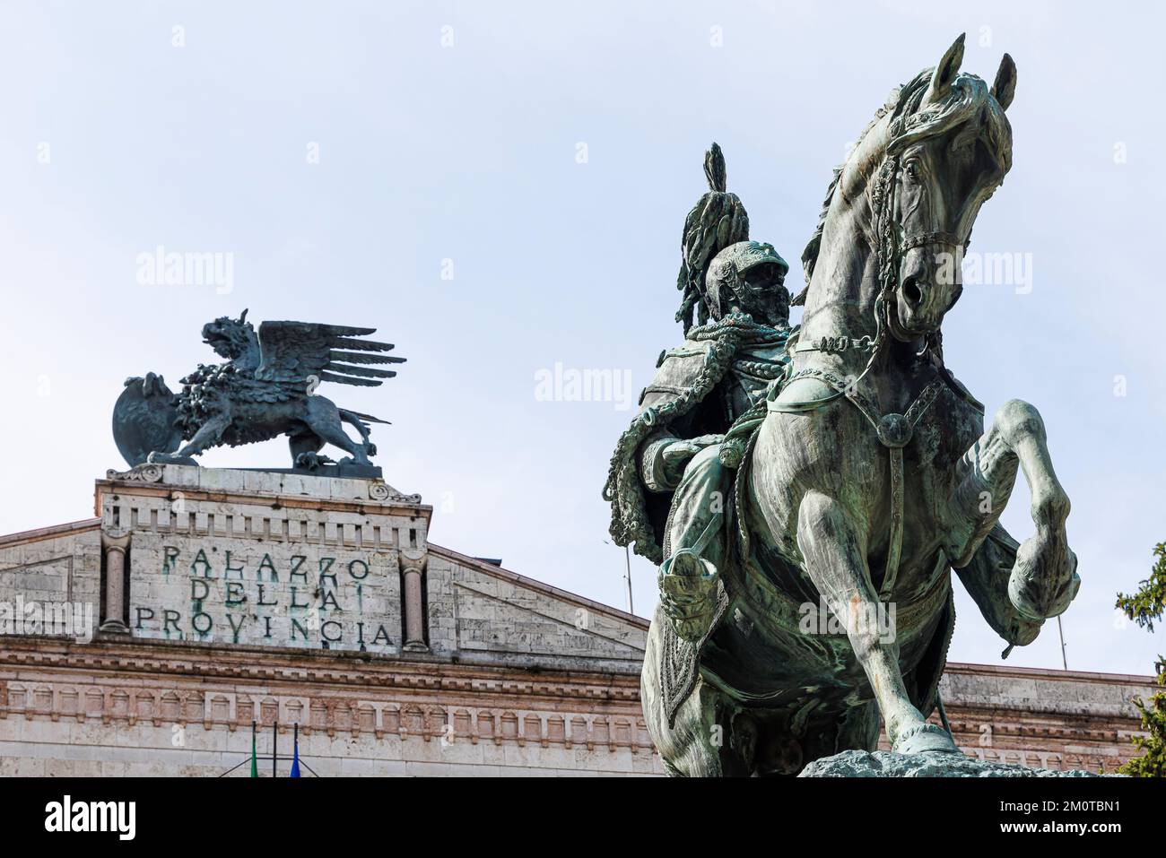 Italien, Umbrien, Perugia, Greif auf dem palazzo dei Priori Palast und Victor Emmanuel II. Statue Stockfoto