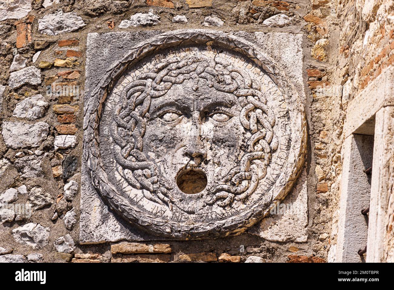 Italien, Umbrien, Alviano, Gorgone Head Bas Relief Stockfoto