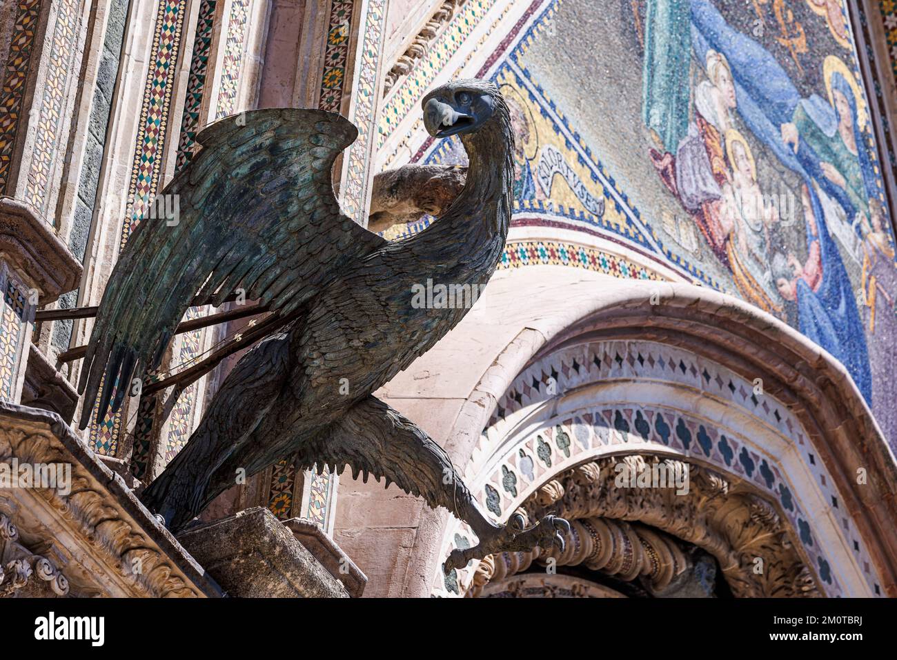 Italien, Umbrien, Orvieto, Kathedrale il Duomo, Adlerbronze-Statue an der Fassade Stockfoto