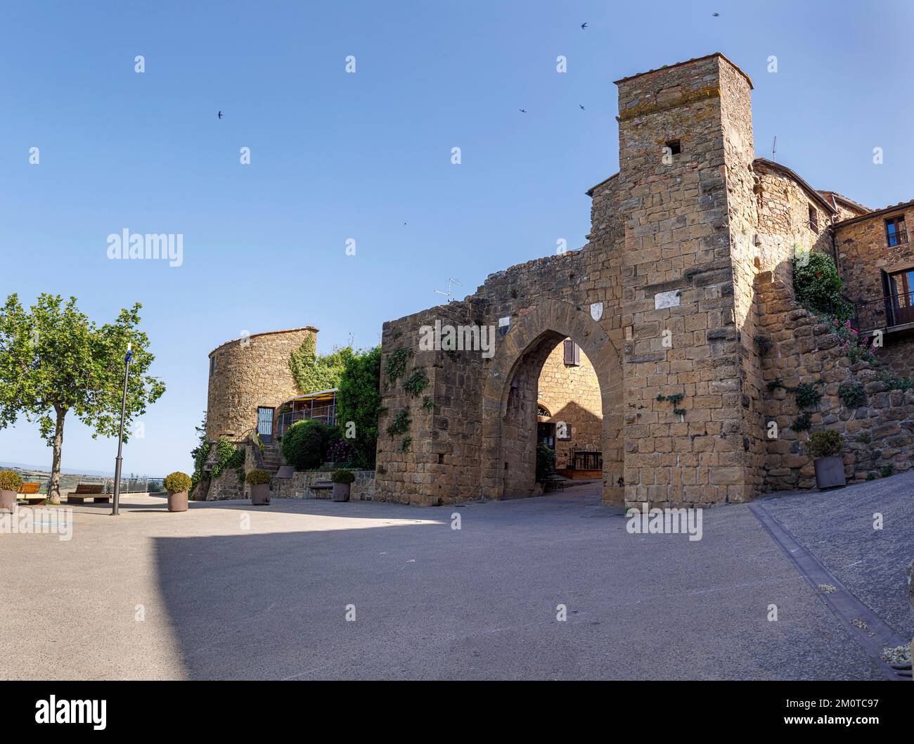 Italien, Toskana, Montichiello, Val d'Orcia, das von der UNESCO zum Weltkulturerbe erklärt wurde, Tor der ummauerten Stadt Stockfoto