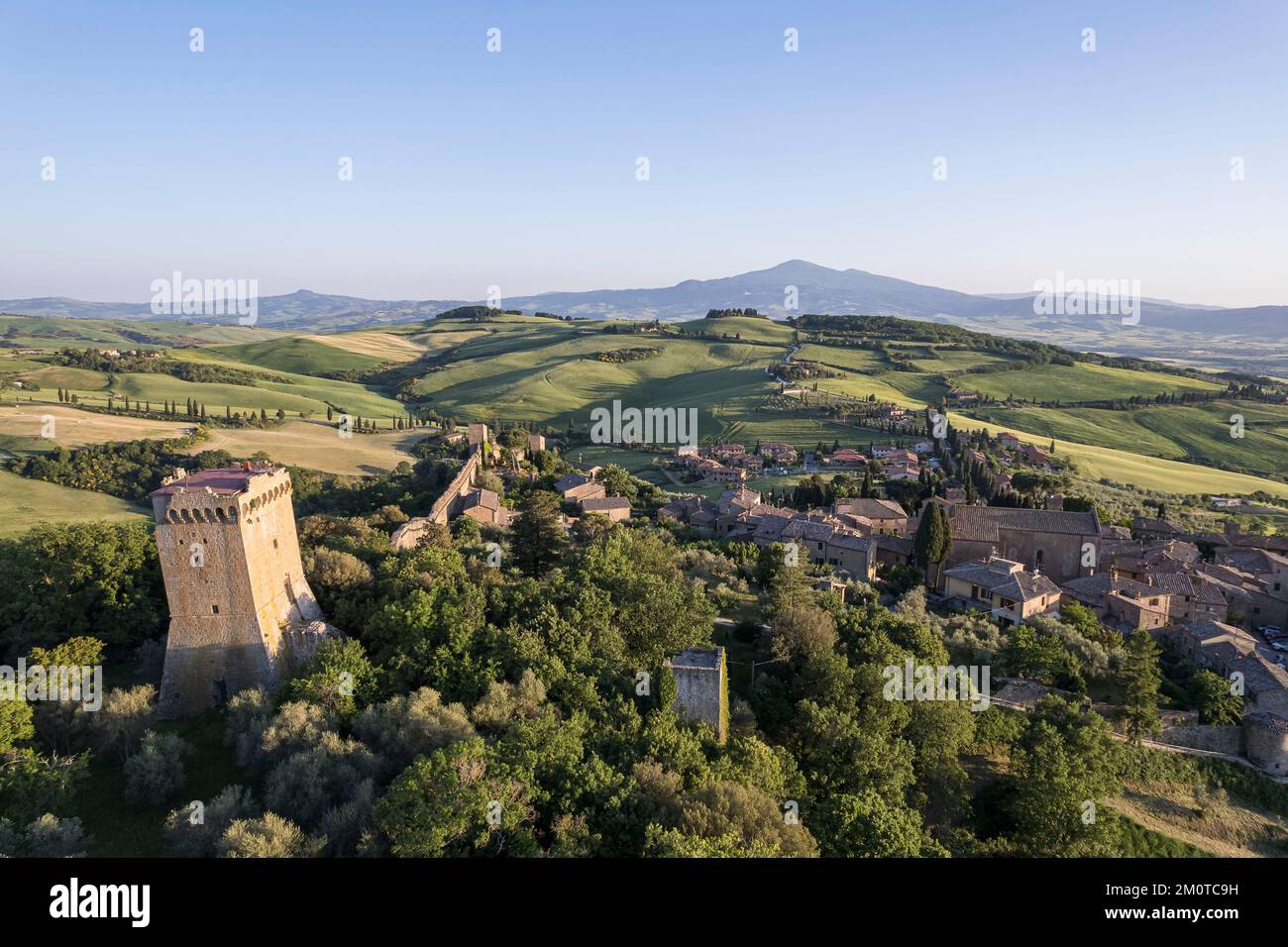 Italien, Toskana, Montichiello, Val d'Orcia, UNESCO-Weltkulturerbe, Dorf und Hügel (Luftaufnahme)Italie, Toscane, Montichiello, Vall?e de l'Orcia class?e Patrimoine Mondial de l'UNESCO, le Village et les collines Environnantes (Vue a?rienne) Stockfoto