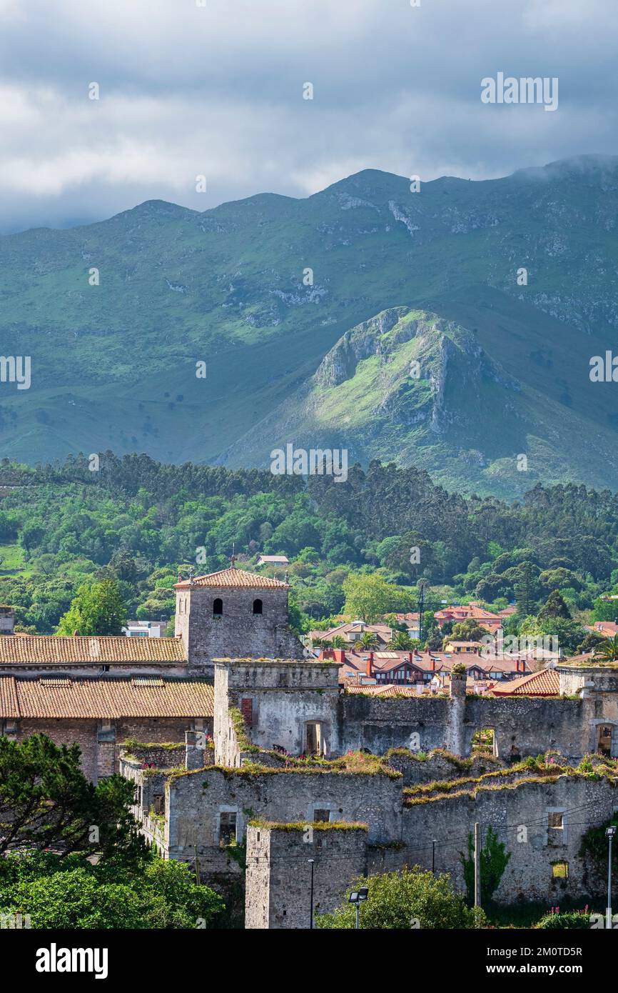 Spanien, Fürstentum Asturien, Llanes, Bühne auf dem Camino del Norte, spanische Wallfahrtsroute nach Santiago de Compostela, Herzog von Estrada und Basilika Santa Maria del Concejo Stockfoto