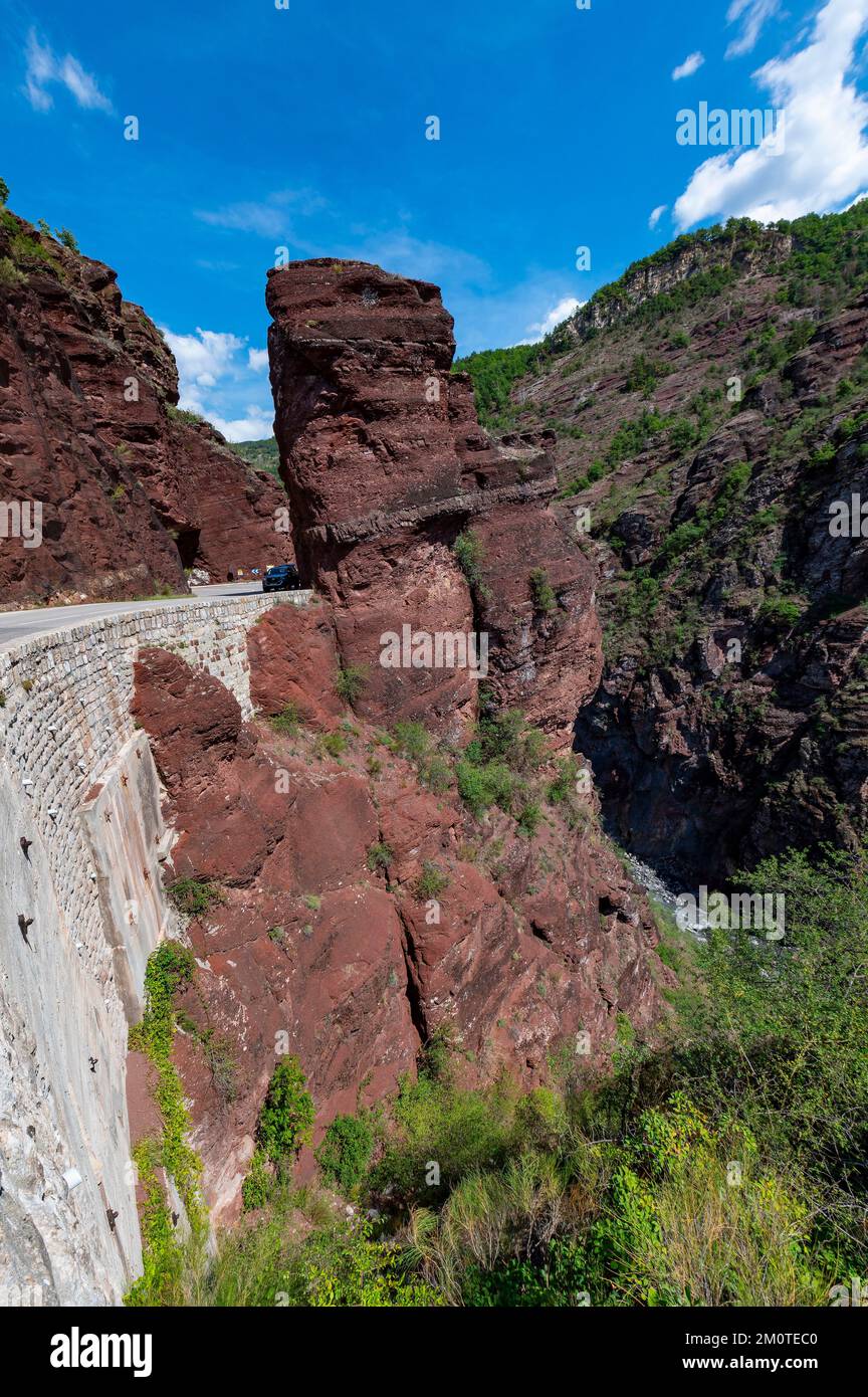 Frankreich, Alpes Maritime, Daluis, das Naturschutzgebiet der Schluchten, die vom Haut Var Torrent gegraben wurden, die malerische Straße kreuzt Landschaften aus rotem Fels: Die Pelite Stockfoto