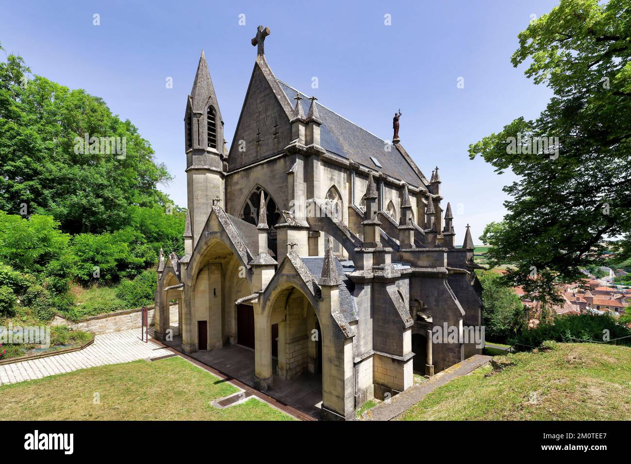 Frankreich, Maas (55), Vaucouleurs, Johannine Stadt, die Schlosskapelle, die zwischen 1923 und 1929 an der Stelle der alten Primitivkapelle wiederaufgebaut wurde, die 1234 erbaut wurde Stockfoto