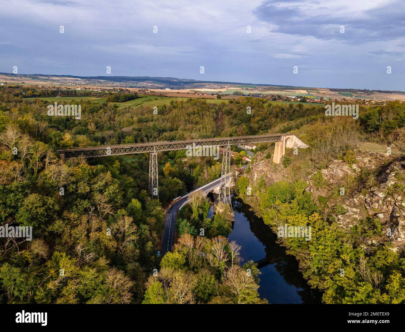 Das Viadukt Rouzat ist ein Kunstwerk, das 1869 von Eiffel auf der