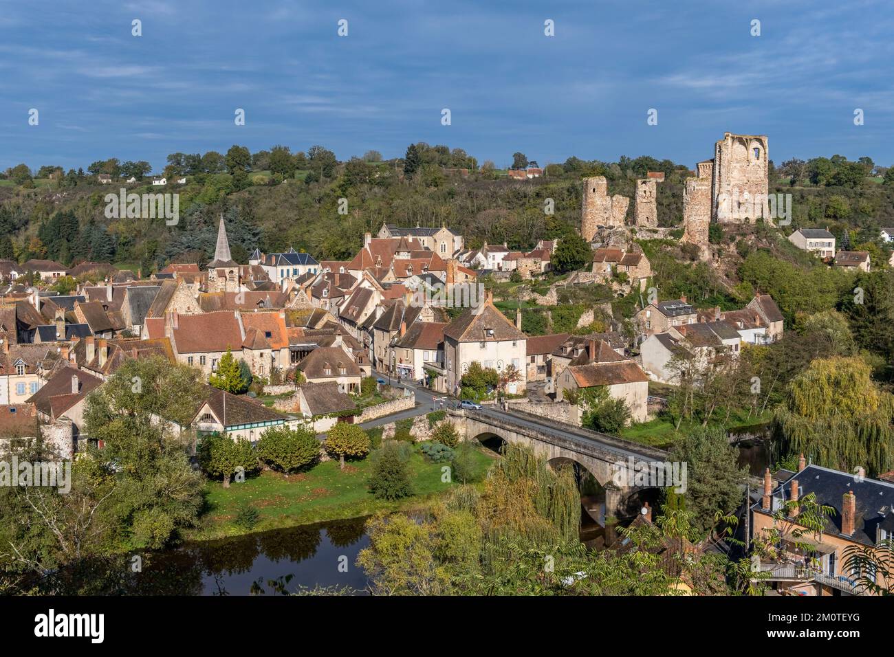 Frankreich, Allier, das Dorf Herisson mit der Aufschrift Petites Cites de Caractere, mittelalterliche Burg, Aumance-Tal, Bourbonnais Stockfoto