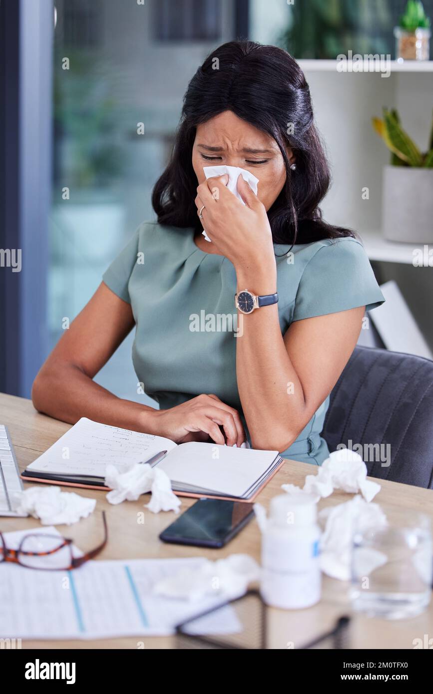 Nase blasen, Taschentücher und schwarze Frau im Büro, frustriert und überarbeitet. Nigerianische Frau, Geschäftsinhaberin und Angestellte mit Krankheit, Krankheit und Stockfoto