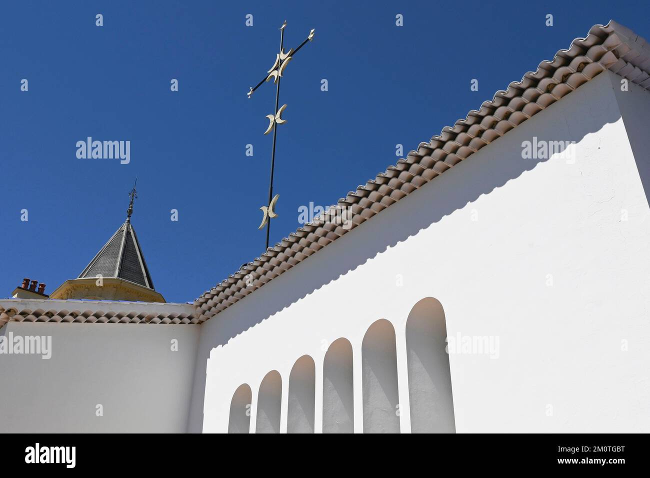 Frankreich, Alpes Maritimes, Vence, Rosenkranz-Kapelle, dekoriert von Henri Matisse, Außenansicht der Kapelle mit Buntglasfenstern und Kreuz dekoriert mit Halbmonden Stockfoto