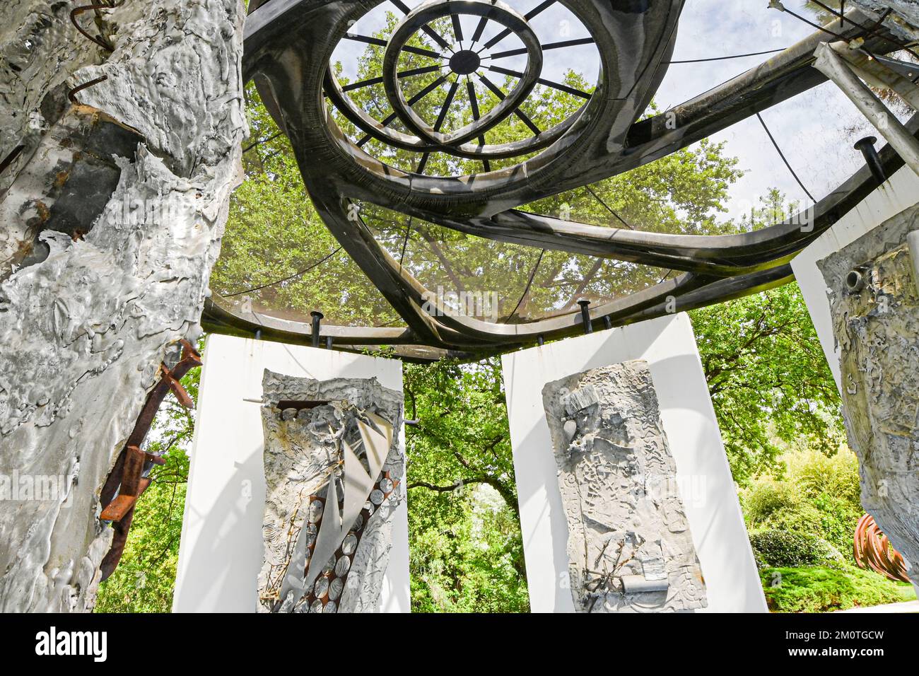 Frankreich, Var, Le Muy, Bernar Venet Foundation, das Innere der Frank Stella Kapelle im Park der Bernar Venet Foundation wurden die sechs Paneele (450 x 250 x 150 cm) in New York hergestellt, während die Kapelle später für die Stiftung entworfen wurde Stockfoto