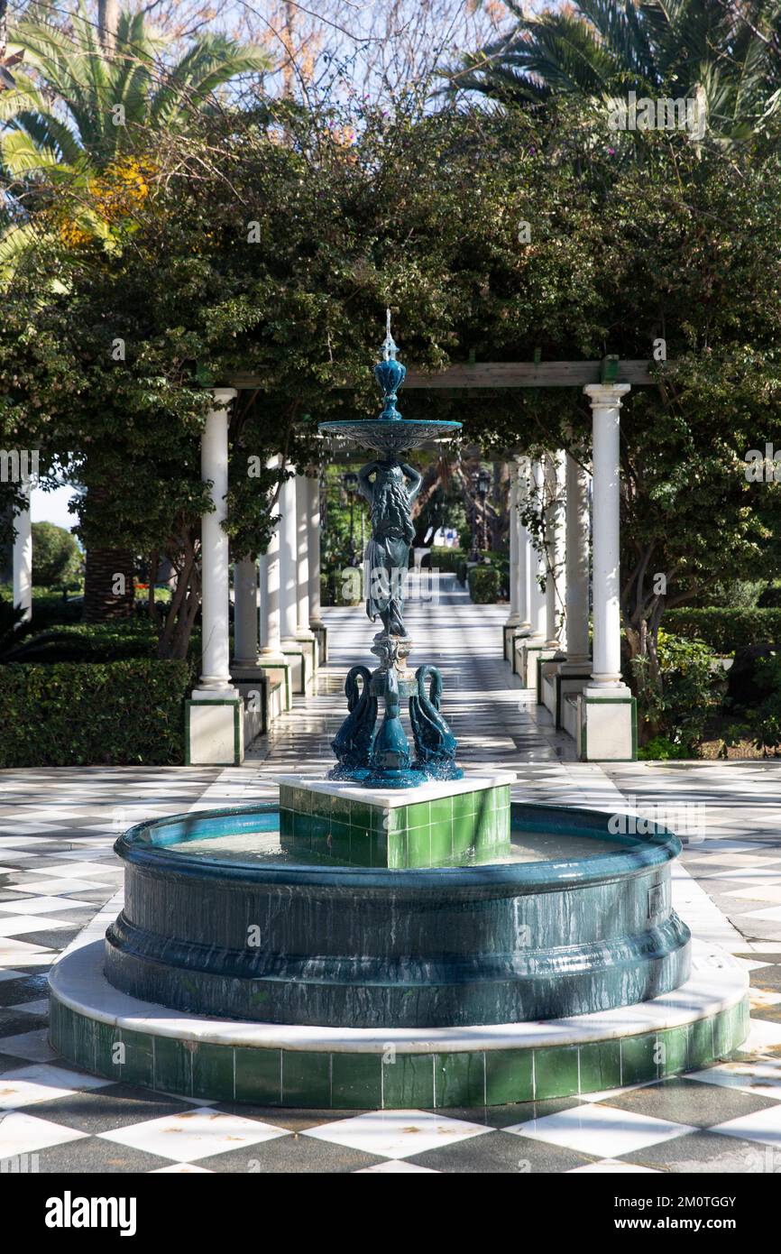 Spanien, Andalusien, Cadiz, Alameda Apodaca, Bronzestatue einer jungen Frau über einem Brunnen entlang der von Bäumen gesäumten Promenade am Meer Stockfoto