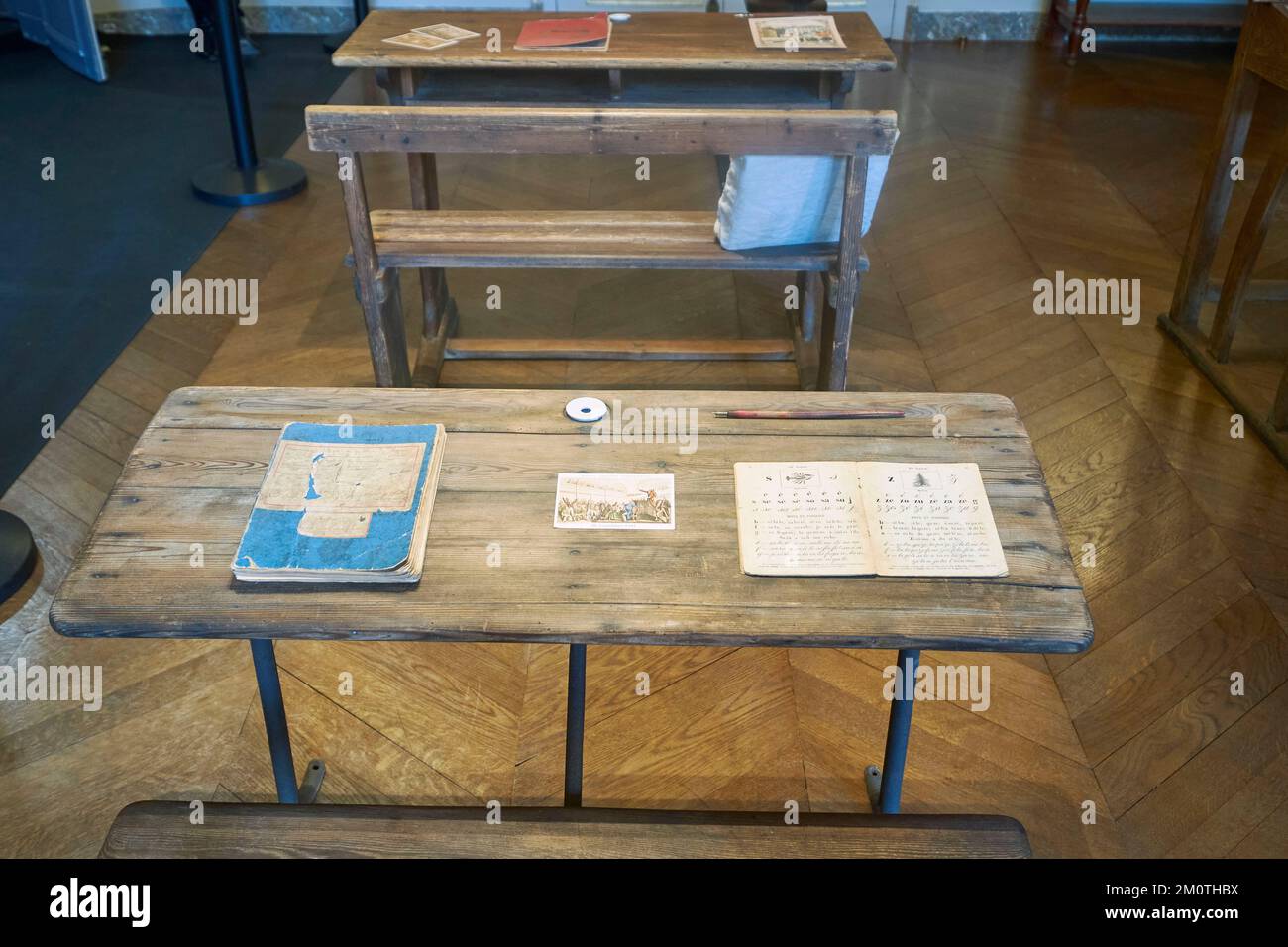 Frankreich, Paris, Heritage Days, Ministerium für nationale Bildung, alte Schreibtische oder Tische Schulbänke Stockfoto