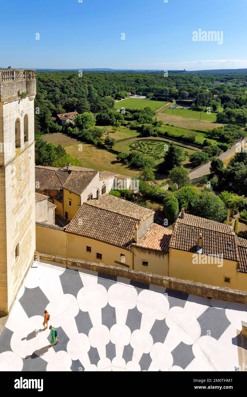 Frankreich, Drome, Grignan, genannt Les Plus Beaux Villages de France (die schönsten Dörfer Frankreichs), das Schloss, in dem Madame de Sevigne lebte, der Puits-Turm, Terrasse, die auch als Dach der Saint Sauveur College Kirche dient, mit dem Grab der Marquise und dem Innenhof der Saint Sauveur College Stockfoto