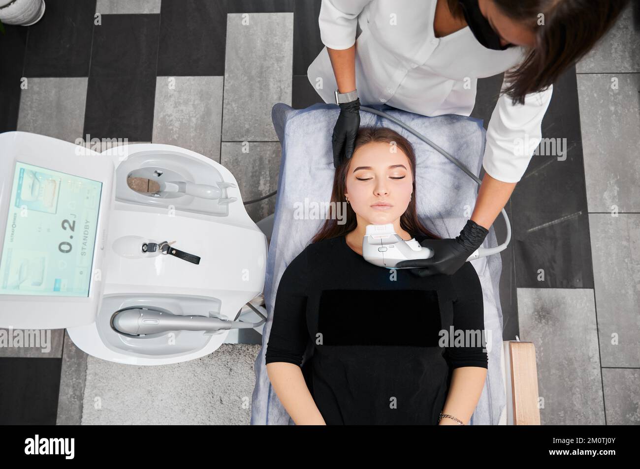 Kiew, Ukraine - 26. Dezember 2020: Draufsicht über den Prozess des Ultraschall-SMAS-Facelift von Ultraformer. Patient liegt auf der Liege in der Praxis für medizinische Eingriffe in der Hardware-Kosmetik. Stockfoto