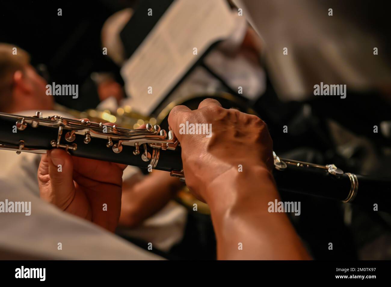 Männerhände halten eine Klarinette im Orchester Stockfoto