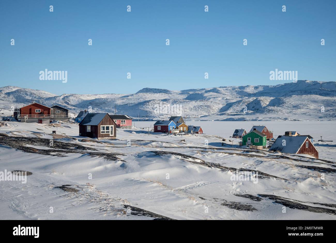 Farbenfrohe Holzhäuser in der kleinen inuit-Siedlung von Oqaatsut Stockfoto