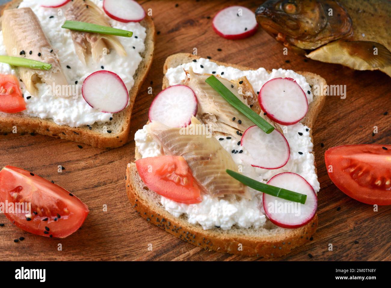 Sandwich mit Hüttenkäse und geräucherter Forelle zum Frühstück Stockfoto