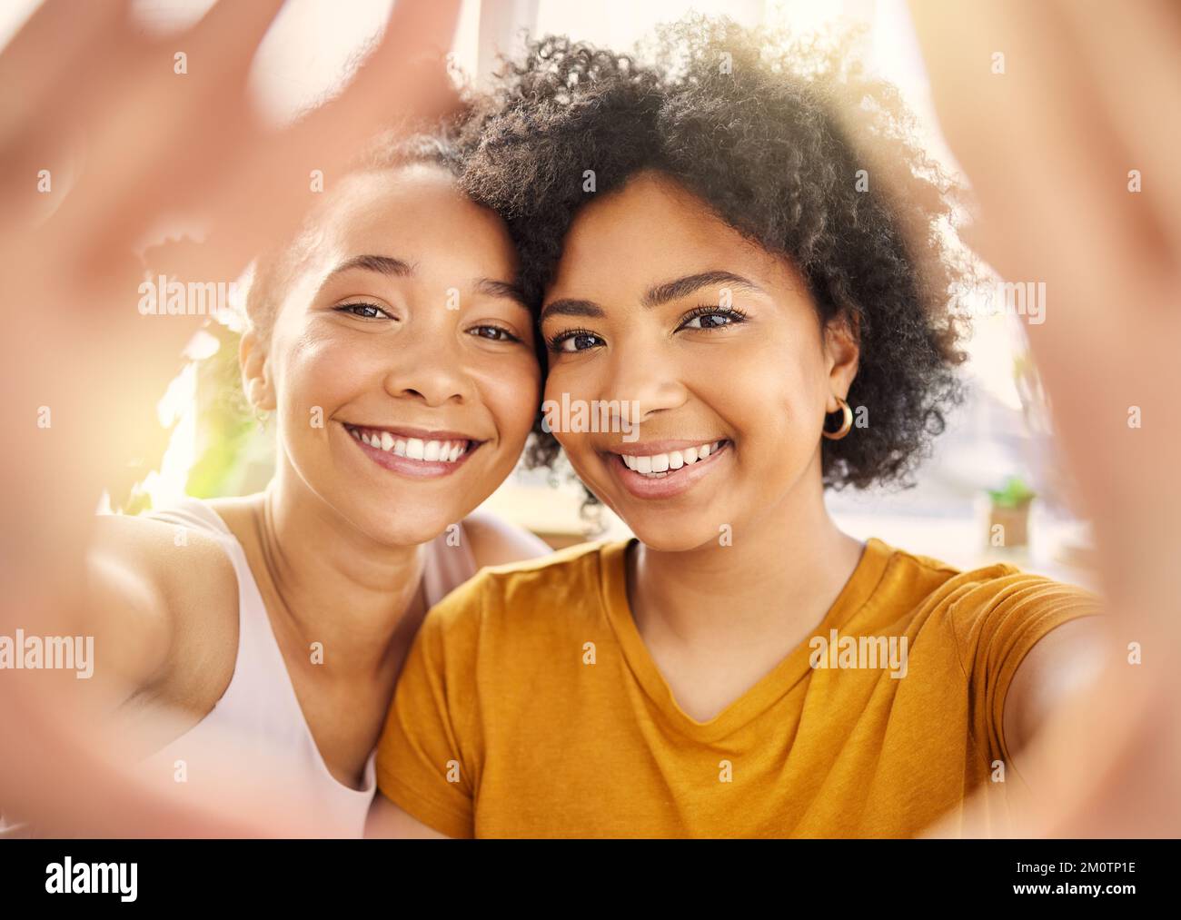 Waren bildschön. Zwei junge Freundinnen machen zu Hause ein Selfie. Stockfoto